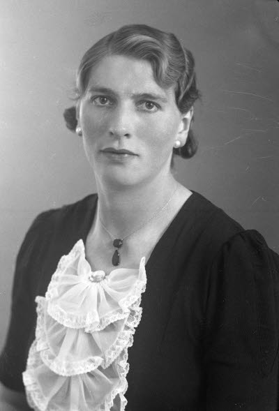 Porträtt av en dam. Ateljefoto.