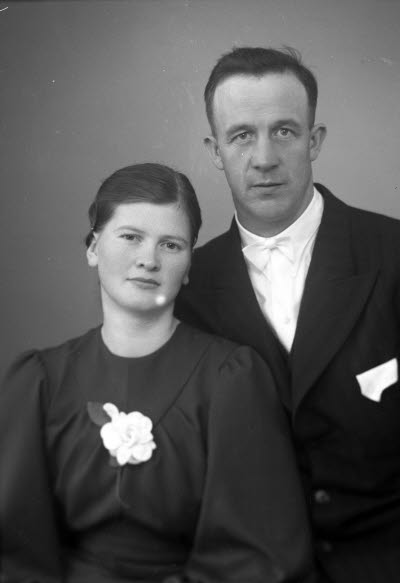 Porträtt av ett brudpar. Ateljefoto.