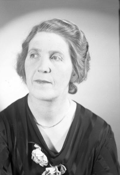 Porträtt av en dam. Ateljefoto.