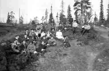Gruppbild: skolklass på utflykt. Oidentifierade.