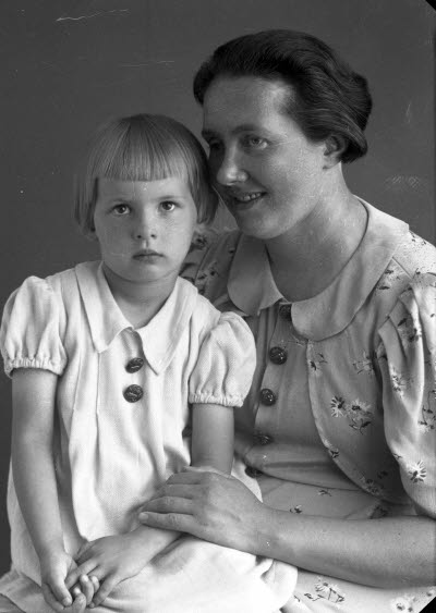 Porträtt av en dam och ett barn; en flicka. Ateljefoto.