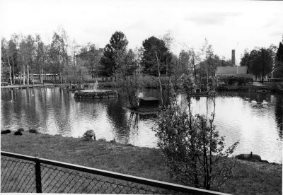 Svanparken, Malmberget. Damm, fågelhus, voljär. Kafé; fik. 