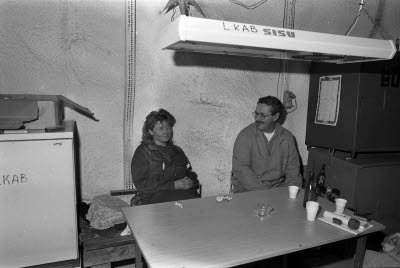 Manskapshus, fikarum, th. i bild Hasse Larsson.