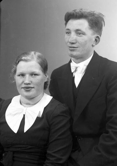 Porträtt av ett par; en dam och en herre. Ateljefoto.