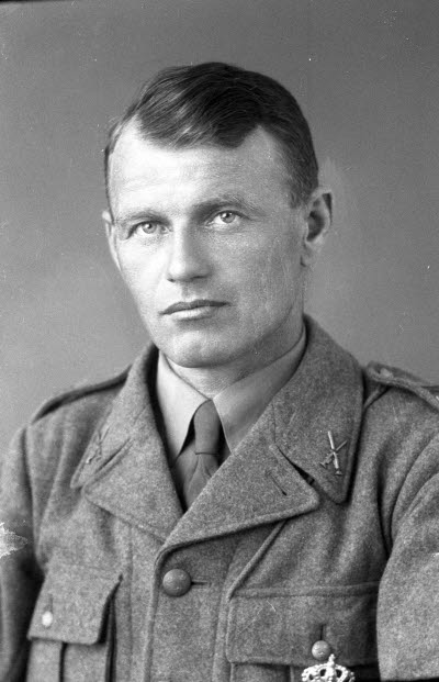 Porträtt av en herre i militäruniform. Ateljefoto.