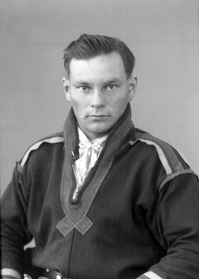 Porträtt av en herre i samedräkt. Ateljefoto.