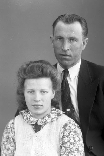 Porträtt av ett par; en herre och en dam. Ateljefoto.