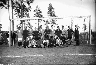 Idrott. Sport. Fotbollslag; målbur. Oidentifierade.