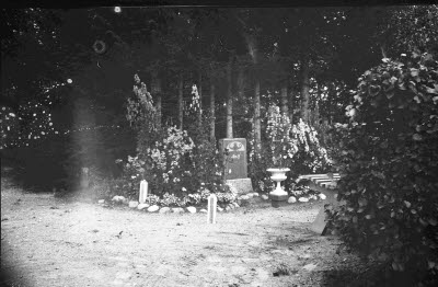 Gravplats; gravsten.