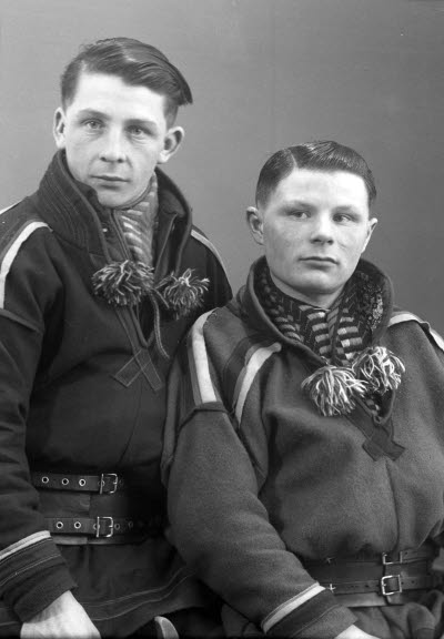 Porträtt av två herrar i samedräkter. Ateljefoto.