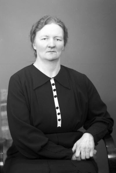 Porträtt av en dam. Ateljefoto.