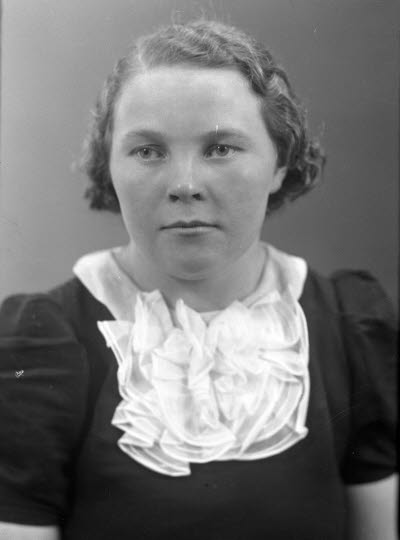 Porträtt av en dam. Ateljefoto.