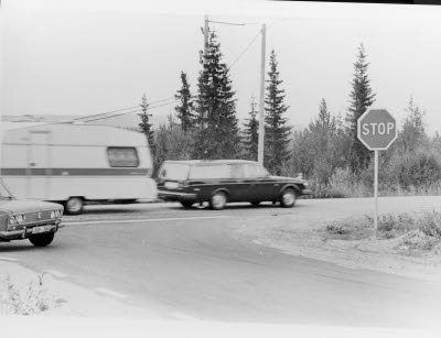 Husvagnsekipage. Husvagn, personbilar, vägkorsning.