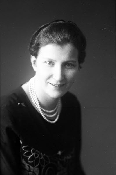 Porträtt av en dam. Ateljefoto.