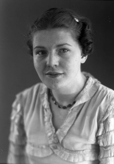 Porträtt av en dam. Ateljefoto.