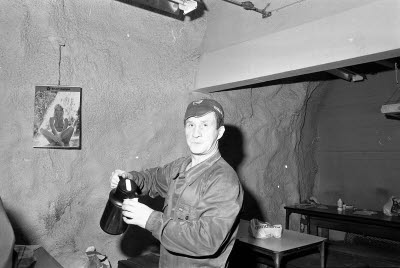 Gruvstuga. En herre.