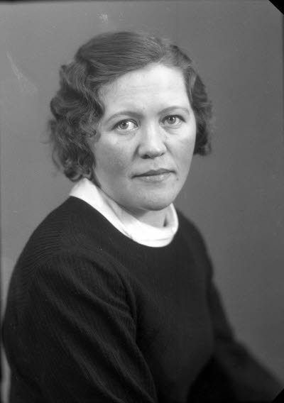 Porträtt av en dam. Ateljefoto.