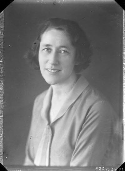 Porträtt av en dam. Ateljefoto.