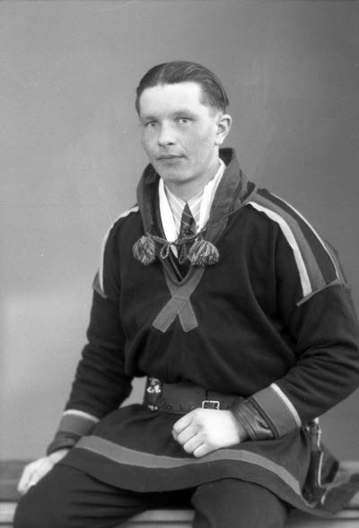 Porträtt av en herre i samedräkt. Ateljefoto.