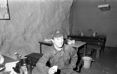 Gruvstuga. En herre.