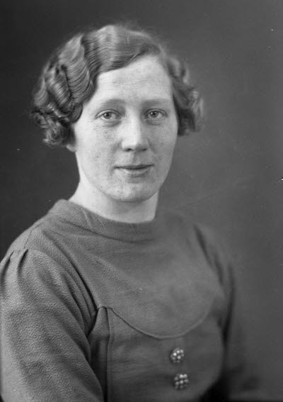 Porträtt av en dam. Ateljefoto.