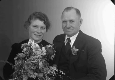 Porträtt av ett brudpar. Ateljefoto.