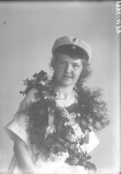 Porträtt av en ung dam. Ateljefoto. Studentexamen.