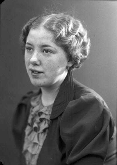 Porträtt av en dam. Ateljefoto.