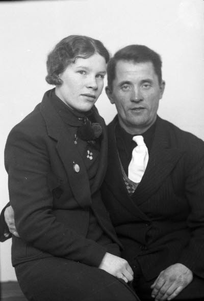 Porträtt av ett par; en herre och en dam. Ateljefoto.