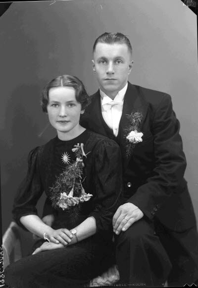 Porträtt av ett brudpar. Ateljefoto.