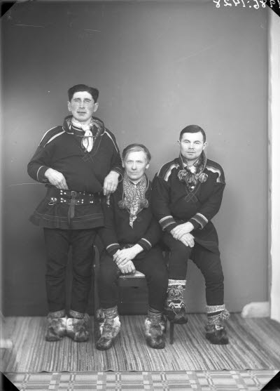 Porträtt av tre herrar i samedräkter. Ateljefoto.