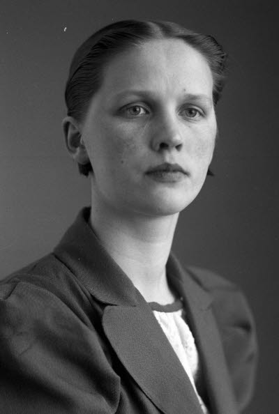 Porträtt av en dam. Ateljefoto.