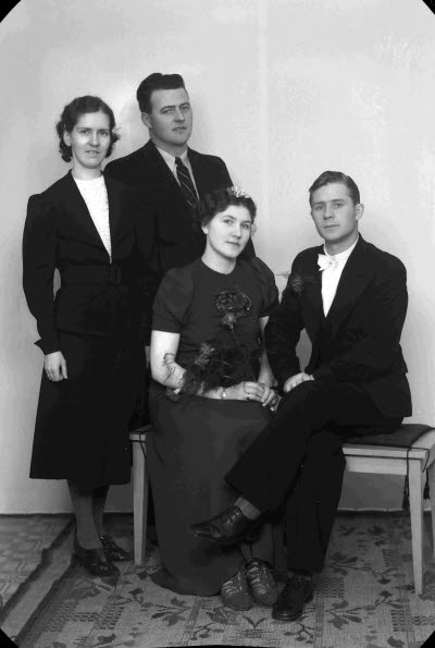 Porträtt av ett brudpar samt en herre och en dam. Ateljefoto.