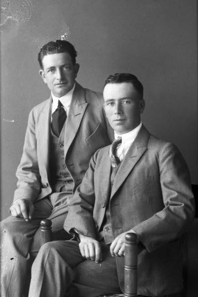 Porträtt av 2 herrar. Ateljefoto.