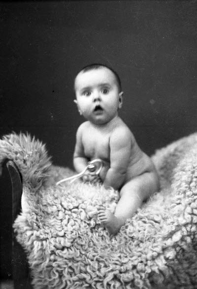 Porträtt av ett barn. Ateljefoto.