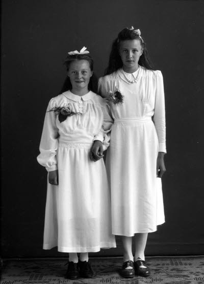 Porträtt av två flickor. Ateljefoto.