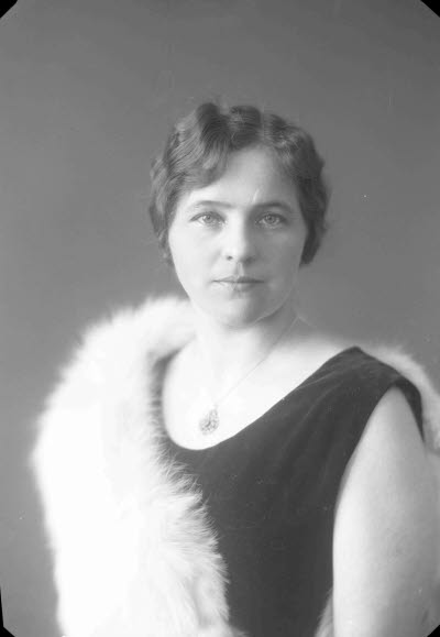 Porträtt av en dam. Ateljefoto.