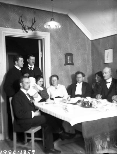 Gruppbild: Winnika? Fru Sivebro (?) med dotter, Fru Nordvall, Kempff, Fru Landström, T. Landström, Erik Henriksson.  