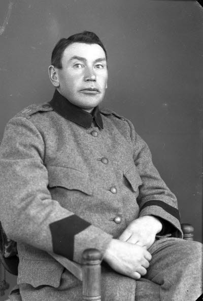 Porträtt av en herre i militäruniform. Ateljefoto.