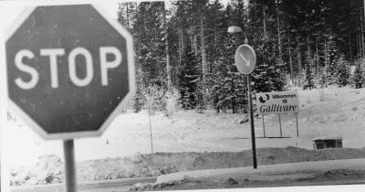 Infart mot Dundret, Gällivare? Välkomstskylt, vägkorsning, vägskyltar.