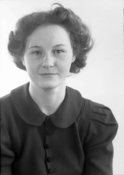 Porträtt av en dam. Ateljefoto.