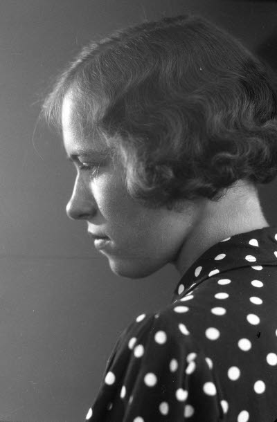 Porträtt av en dam. Ateljefoto.