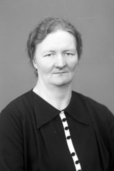 Porträtt av en dam. Ateljefoto.