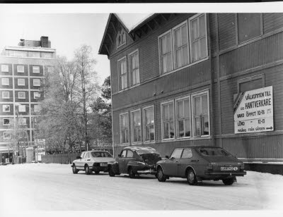 Östra Kyrkallén 2. Hantverkslokaler på f.d. Grönskolan (småskola/grundskola/folkskola) under "Top of Europe", alpina världscup tävlingarna i Gällivare; World Cup 1983. T.v. Tempohuset. Gällivare Textil, Grindstugan m. fl.