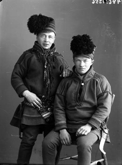 Porträtt av två herrar i samedräkt. Ateljefoto.