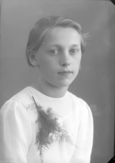 Porträtt av en flicka. Ateljefoto.