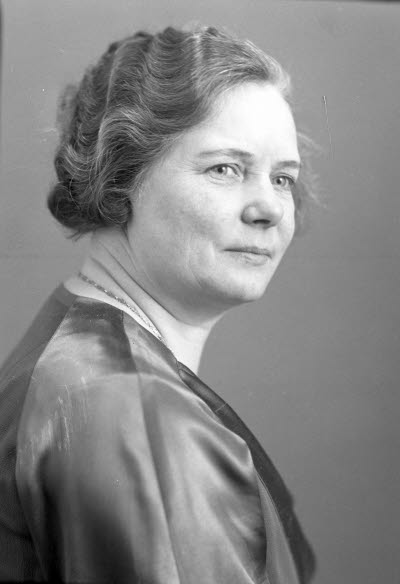 Porträtt av en dam. Ateljefoto.