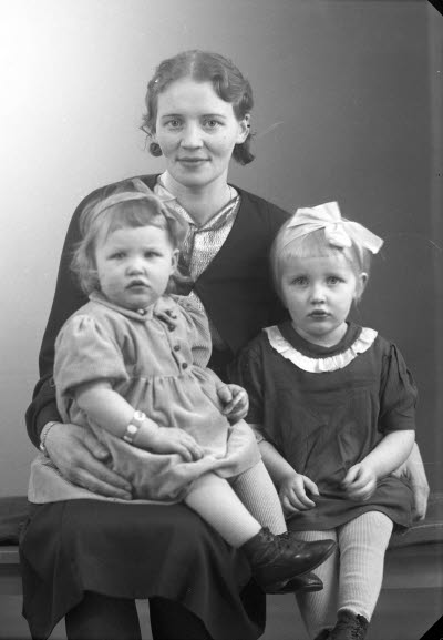 Porträtt av en dam och två barn; flickor. Ateljefoto.