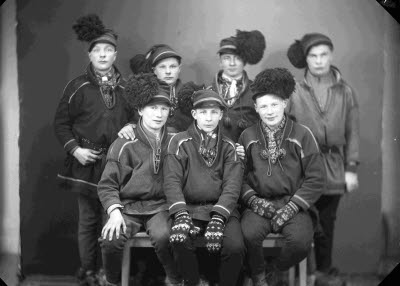 Porträtt av sju herrar i samedräkter. Ateljefoto.