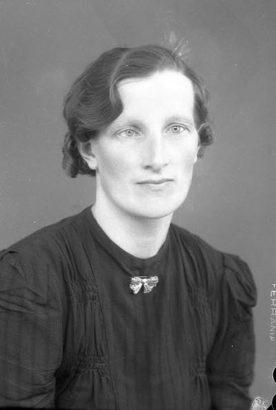 Porträtt av en dam. Ateljefoto.